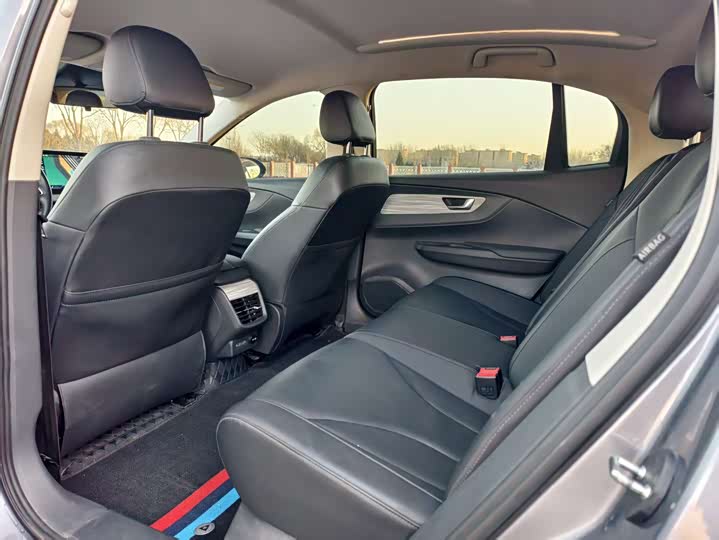 Фото 8 - Hongqi E-QM5