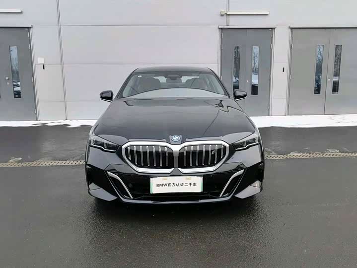 Фото 2 - BMW i5