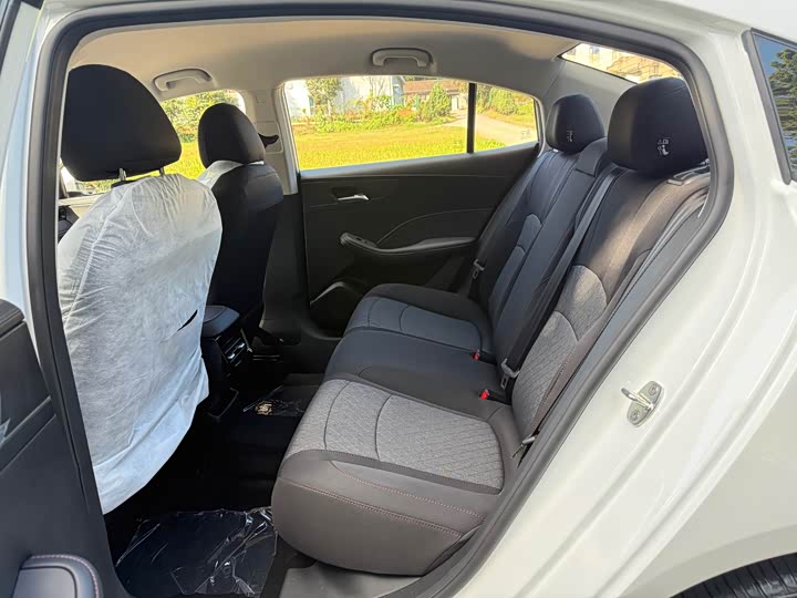 Фото 9 - Roewe i5