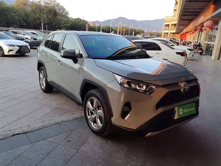 Фото 4 - Toyota RAV4