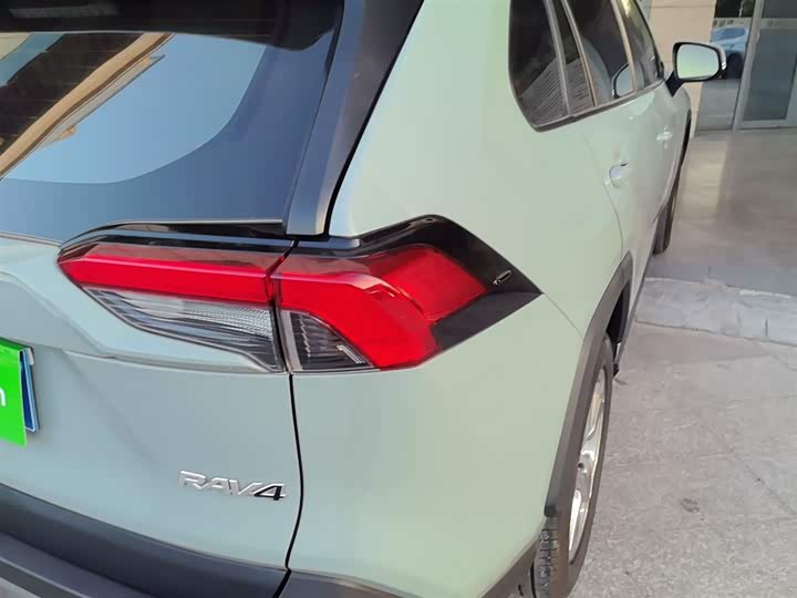 Фото 8 - Toyota RAV4