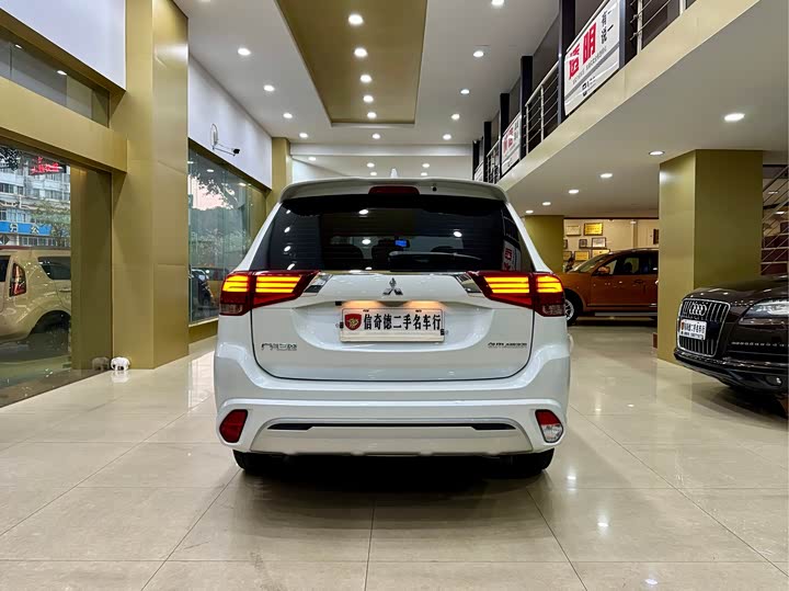 Фото 5 - Mitsubishi Outlander