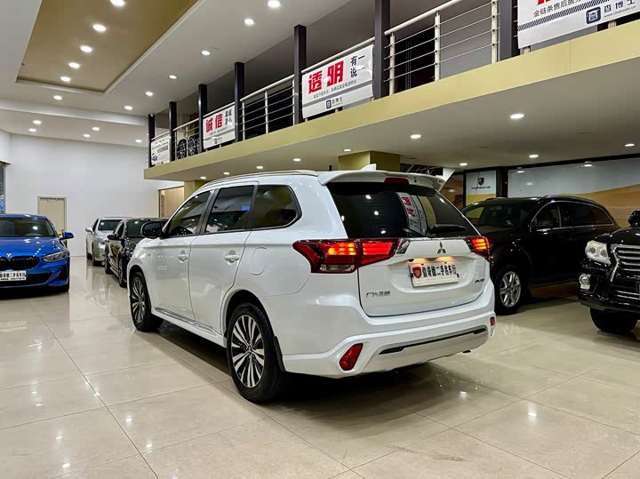Фото 7 - Mitsubishi Outlander