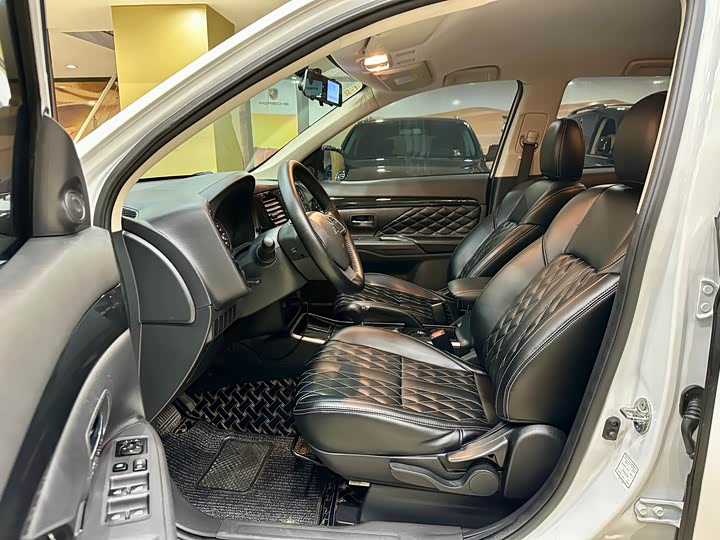 Фото 8 - Mitsubishi Outlander