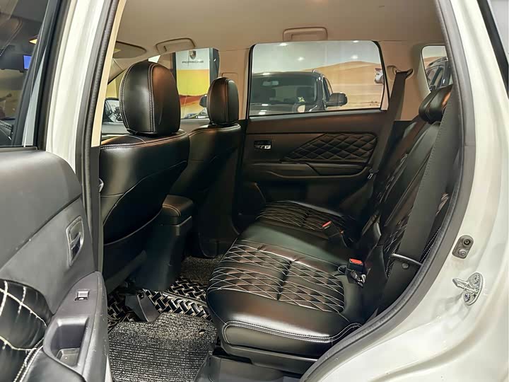 Фото 9 - Mitsubishi Outlander