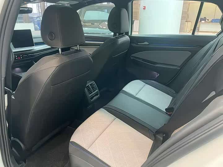 Фото 4 - Volkswagen Golf