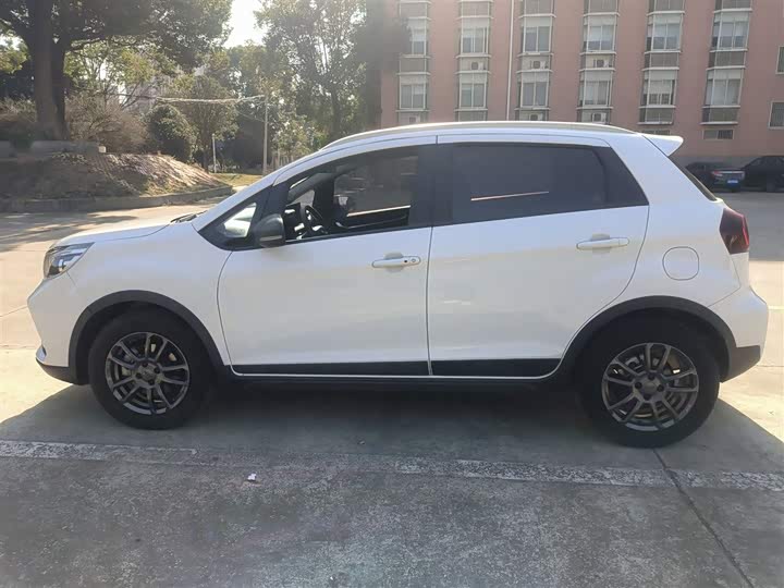 Фото 5 - Geely Vision X3