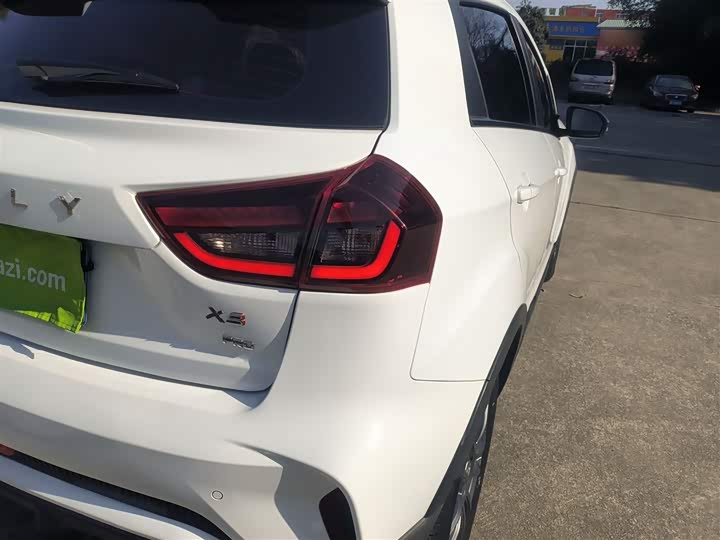 Фото 8 - Geely Vision X3