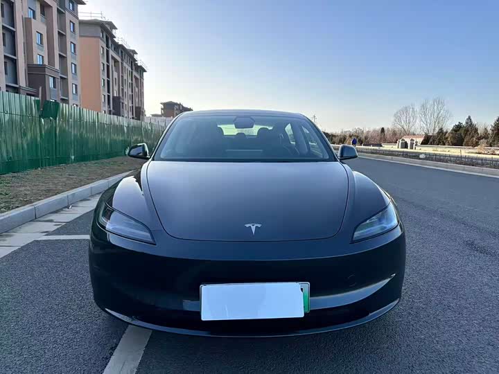 Фото 2 - Tesla Model 3