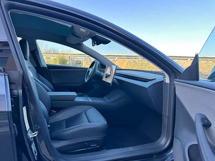 Фото 6 - Tesla Model 3