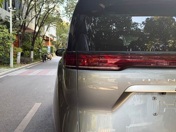 Фото 5 - Denza D9