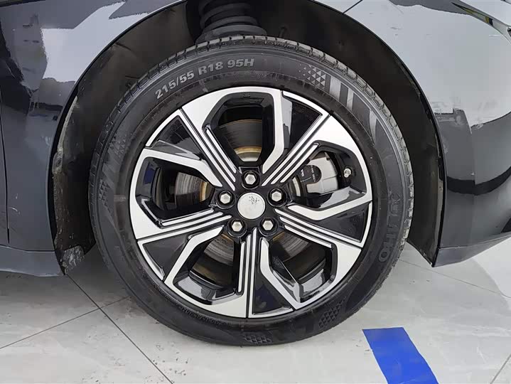 Фото 6 - Hongqi E-QM5