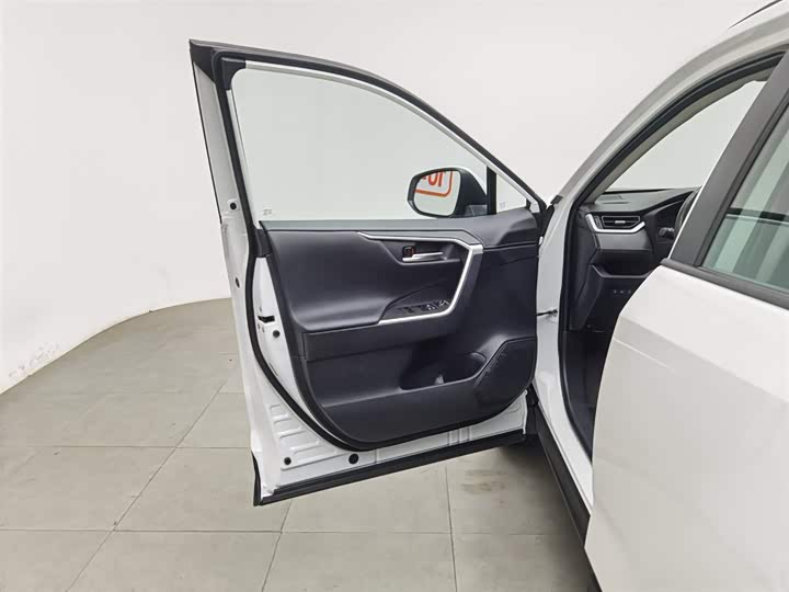 Фото 8 - Toyota RAV4