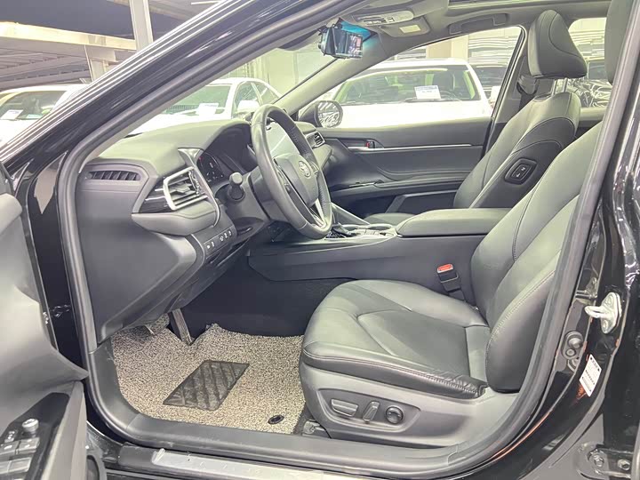 Фото 5 - Toyota Camry