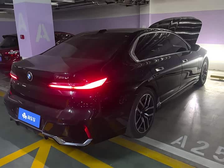 Фото 3 - BMW 7 Series