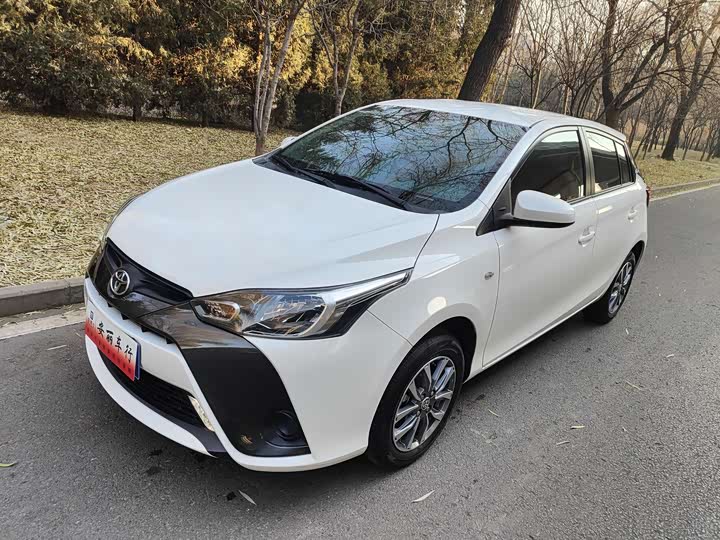 Фото 1 - Toyota Yaris L Hatchback