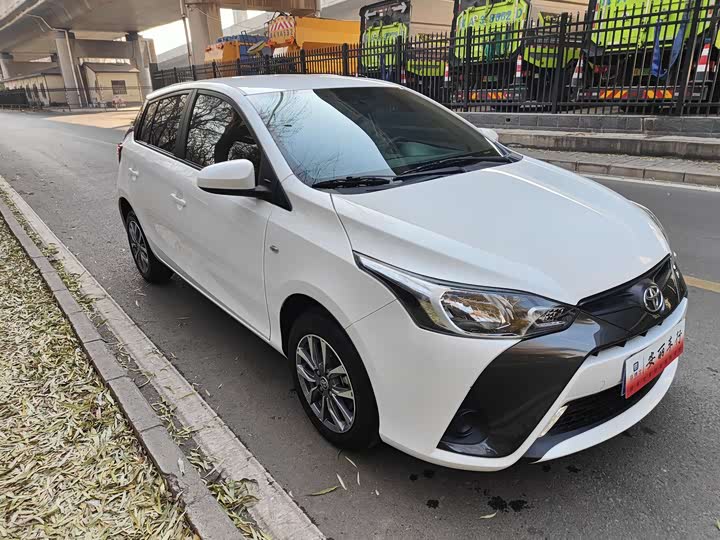 Фото 2 - Toyota Yaris L Hatchback