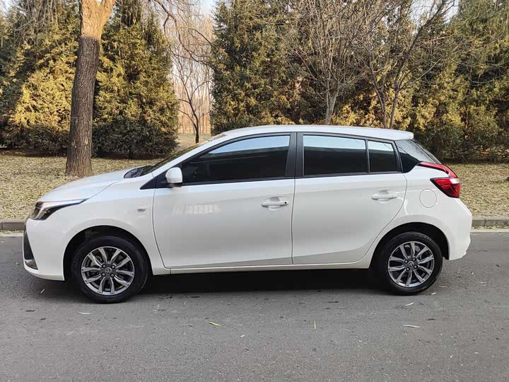 Фото 3 - Toyota Yaris L Hatchback