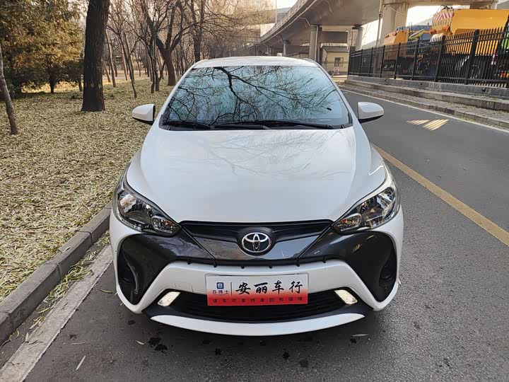 Фото 4 - Toyota Yaris L Hatchback