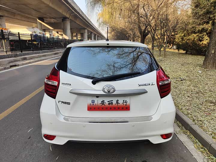 Фото 5 - Toyota Yaris L Hatchback