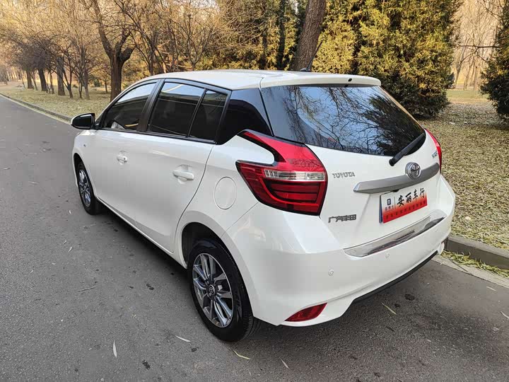 Фото 6 - Toyota Yaris L Hatchback