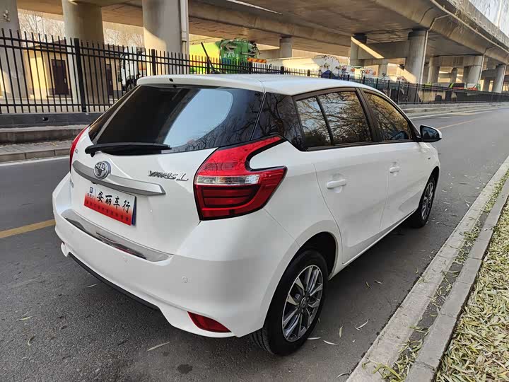 Фото 7 - Toyota Yaris L Hatchback