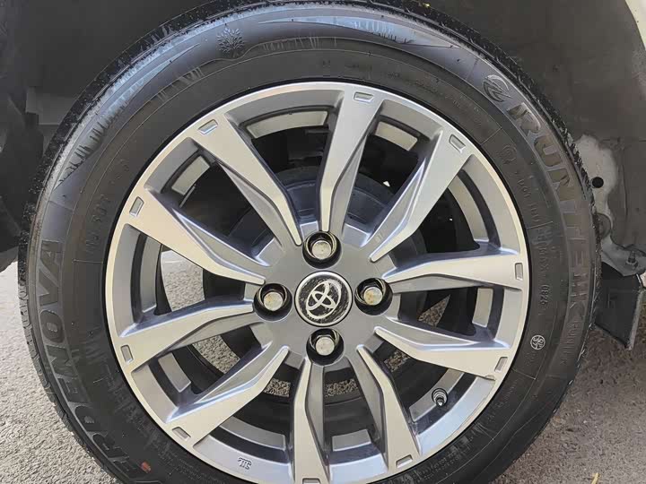 Фото 8 - Toyota Yaris L Hatchback