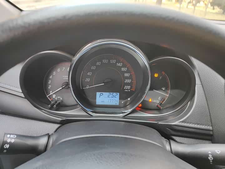 Фото 9 - Toyota Yaris L Hatchback