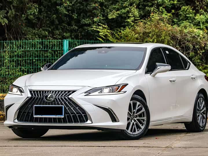 Фото 1 - Lexus ES
