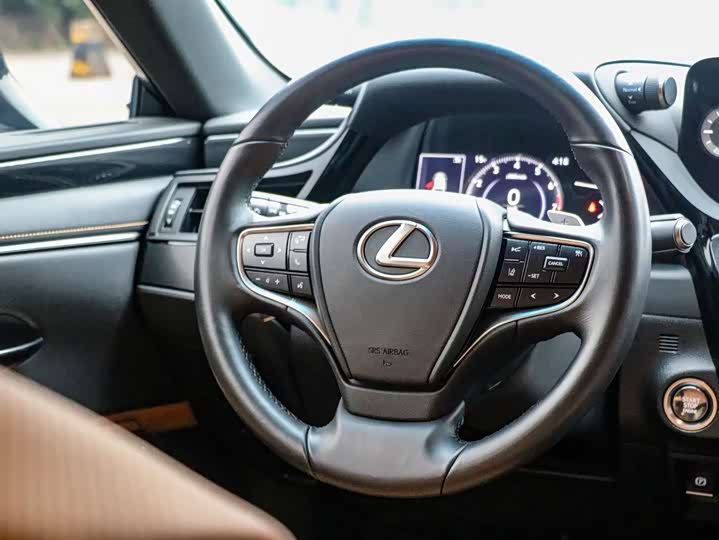 Фото 4 - Lexus ES