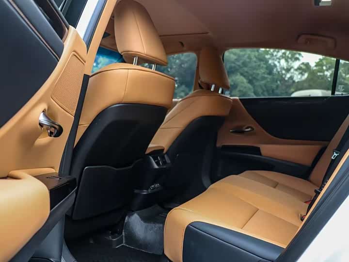 Фото 8 - Lexus ES