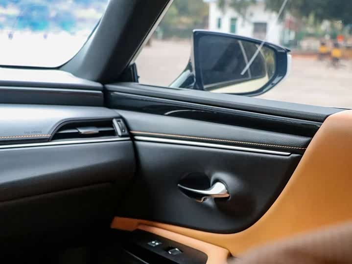 Фото 9 - Lexus ES