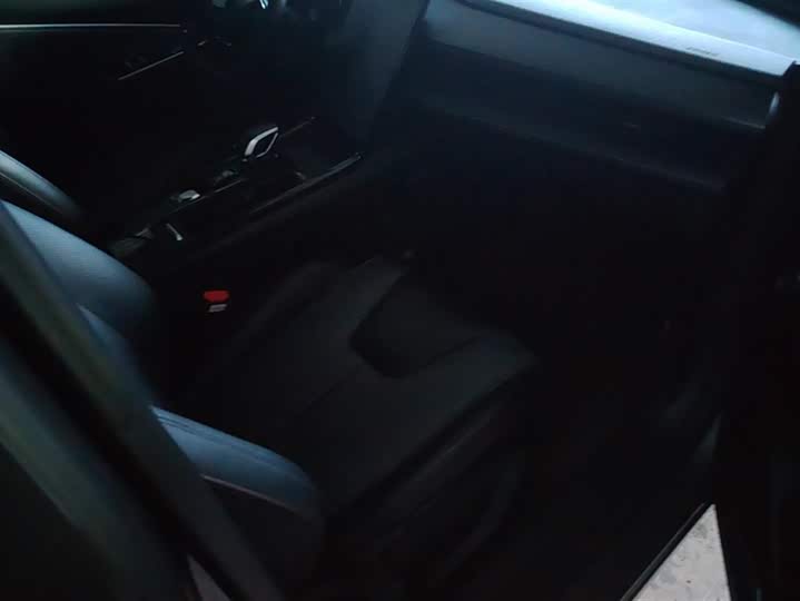 Фото 8 - Geely Atlas