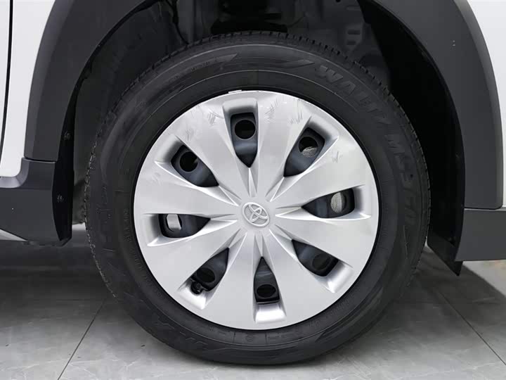 Фото 4 - Toyota Yaris L Hatchback