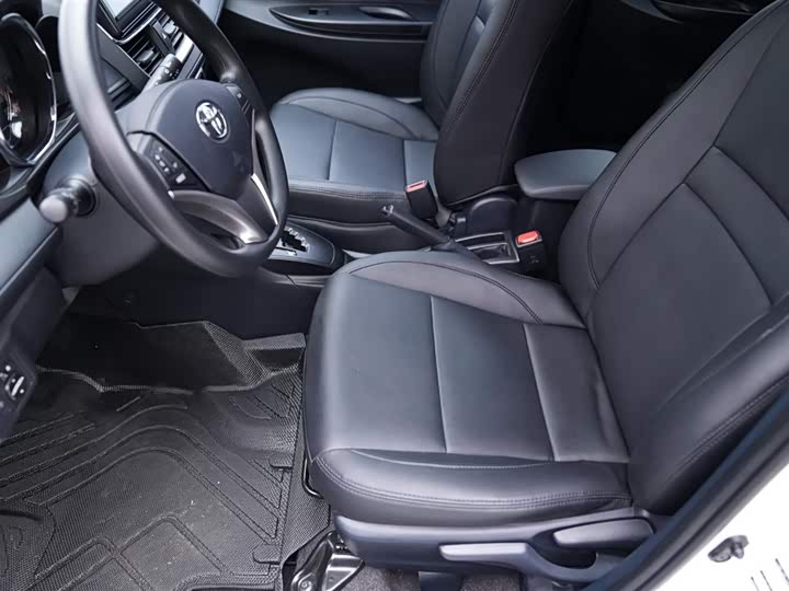 Фото 5 - Toyota Yaris L Hatchback