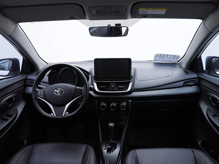 Фото 8 - Toyota Yaris L Hatchback