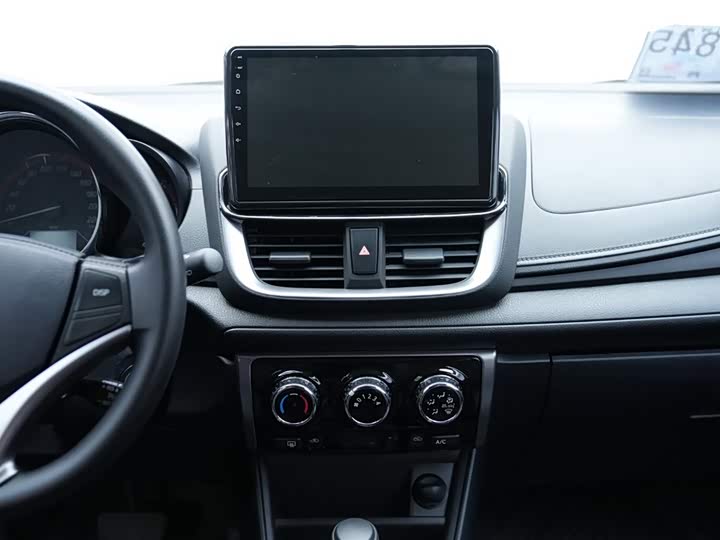 Фото 9 - Toyota Yaris L Hatchback