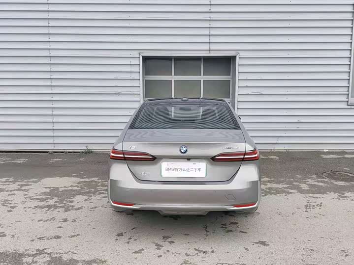 Фото 3 - BMW i5