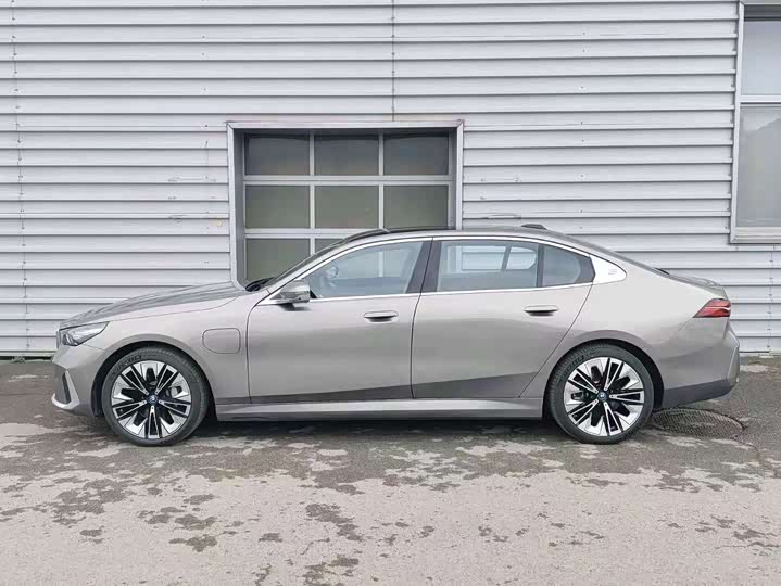 Фото 4 - BMW i5
