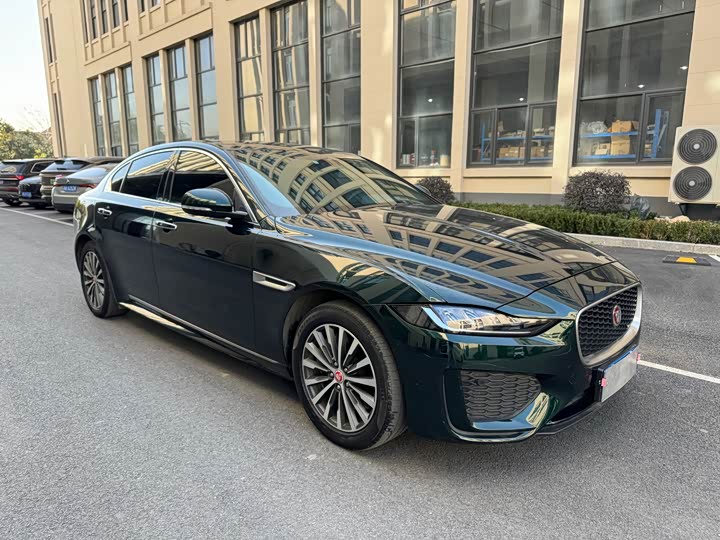 Фото 3 - Jaguar XE L