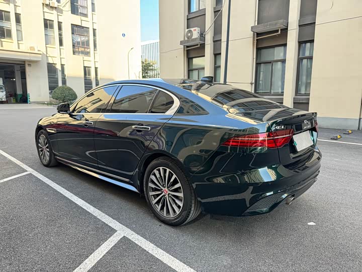 Фото 6 - Jaguar XE L