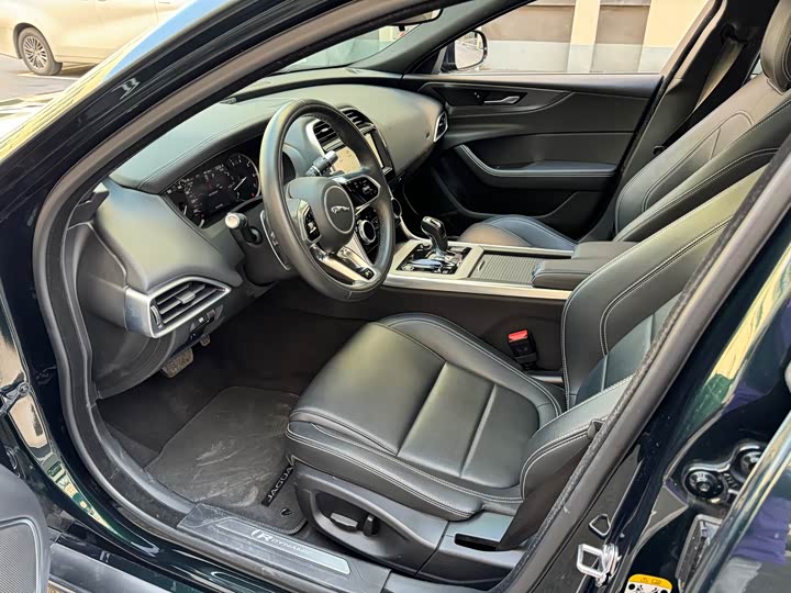 Фото 8 - Jaguar XE L