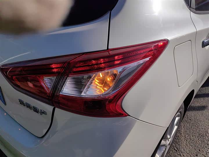 Фото 8 - Nissan Tiida