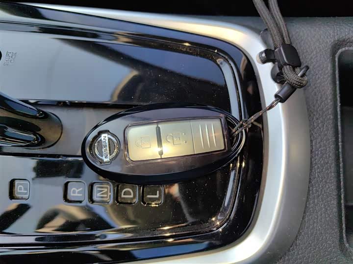 Фото 9 - Nissan Tiida