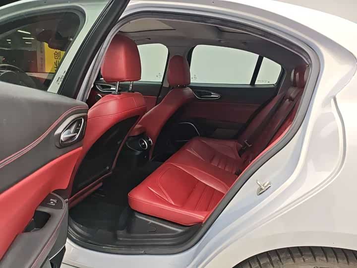 Фото 7 - Alfa Romeo Giulia