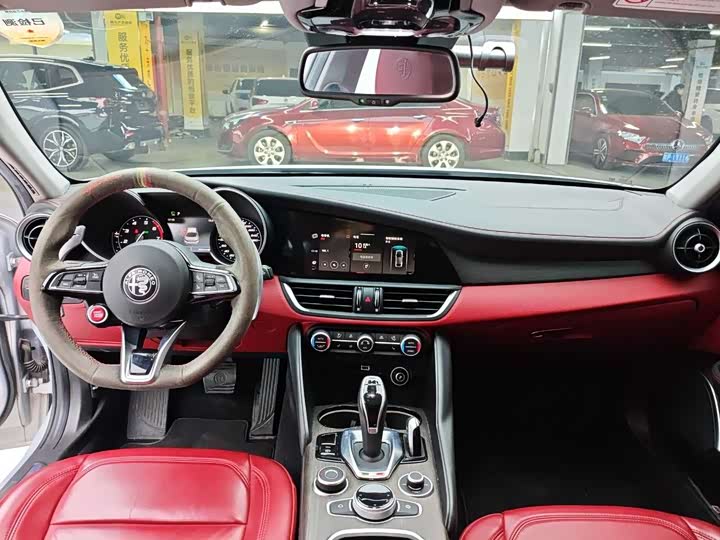 Фото 8 - Alfa Romeo Giulia