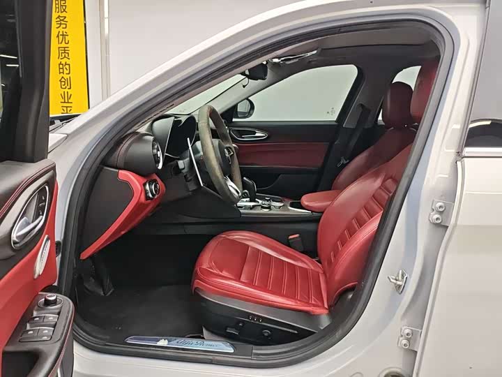 Фото 9 - Alfa Romeo Giulia