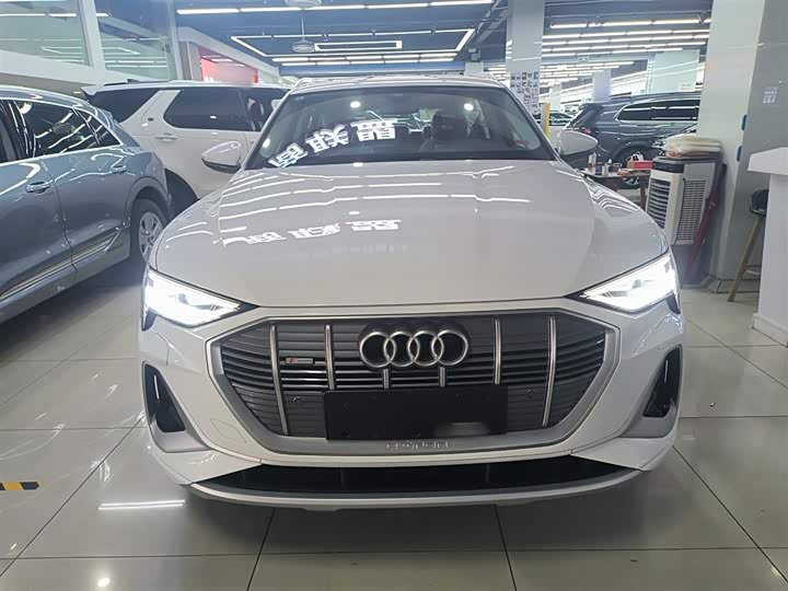 Фото 3 - Audi e-tron