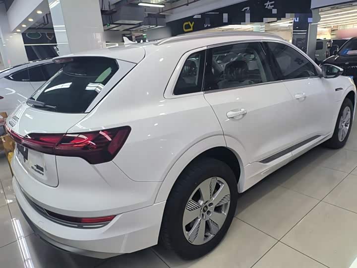 Фото 7 - Audi e-tron