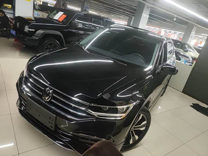 Фото 1 - Volkswagen Tiguan L Pro